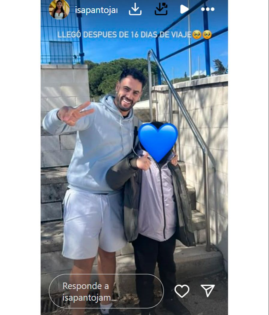 Isa Pantoja enseña una imagen de su hijo Alberto, recién llegado, junto a Asraf Beno