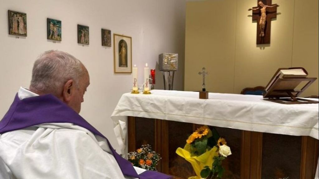 La primera foto del papa Francisco tras su ingreso deja más dudas que certezas sobre su estado de salud