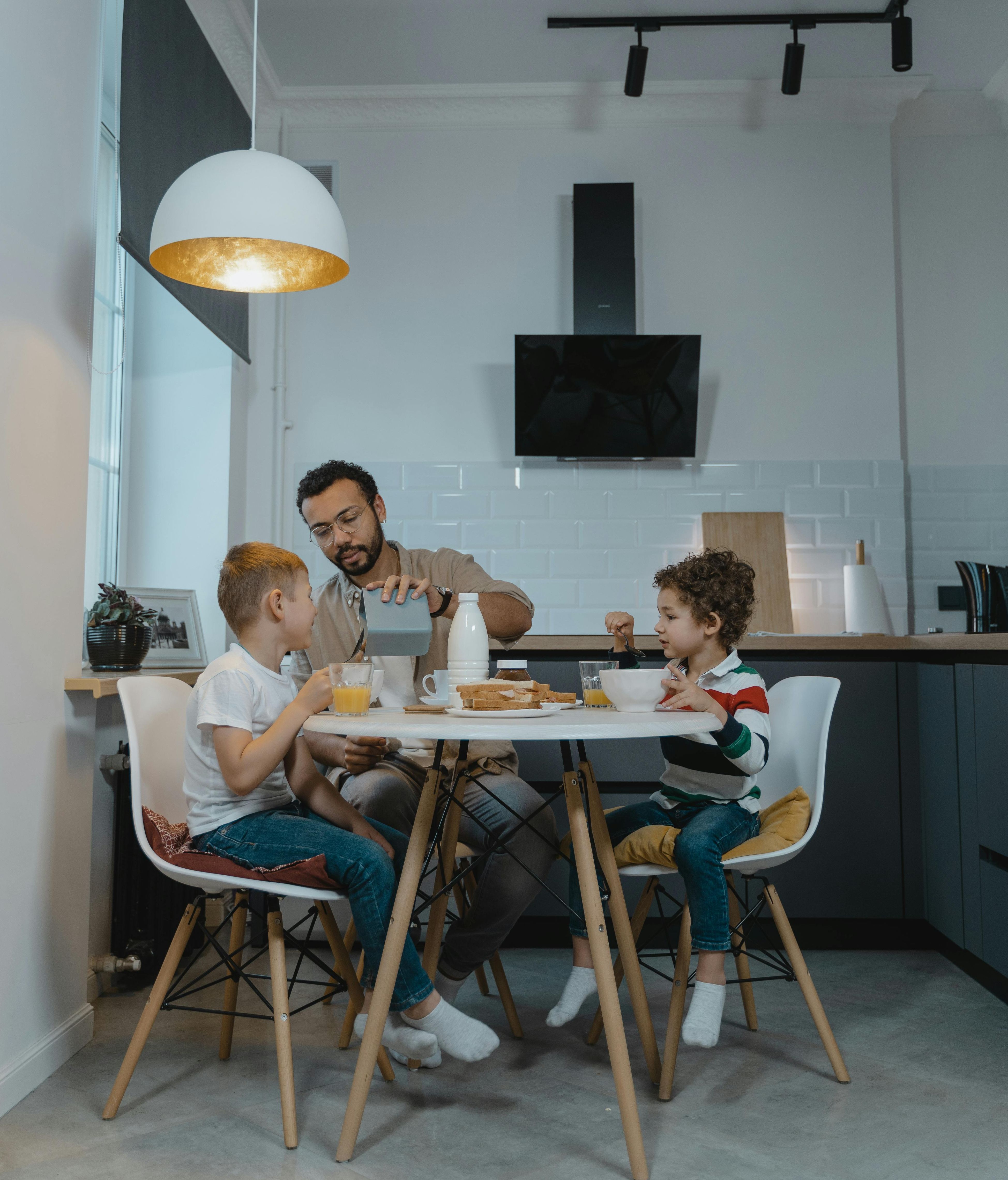 Padre comiendo con sus hijos