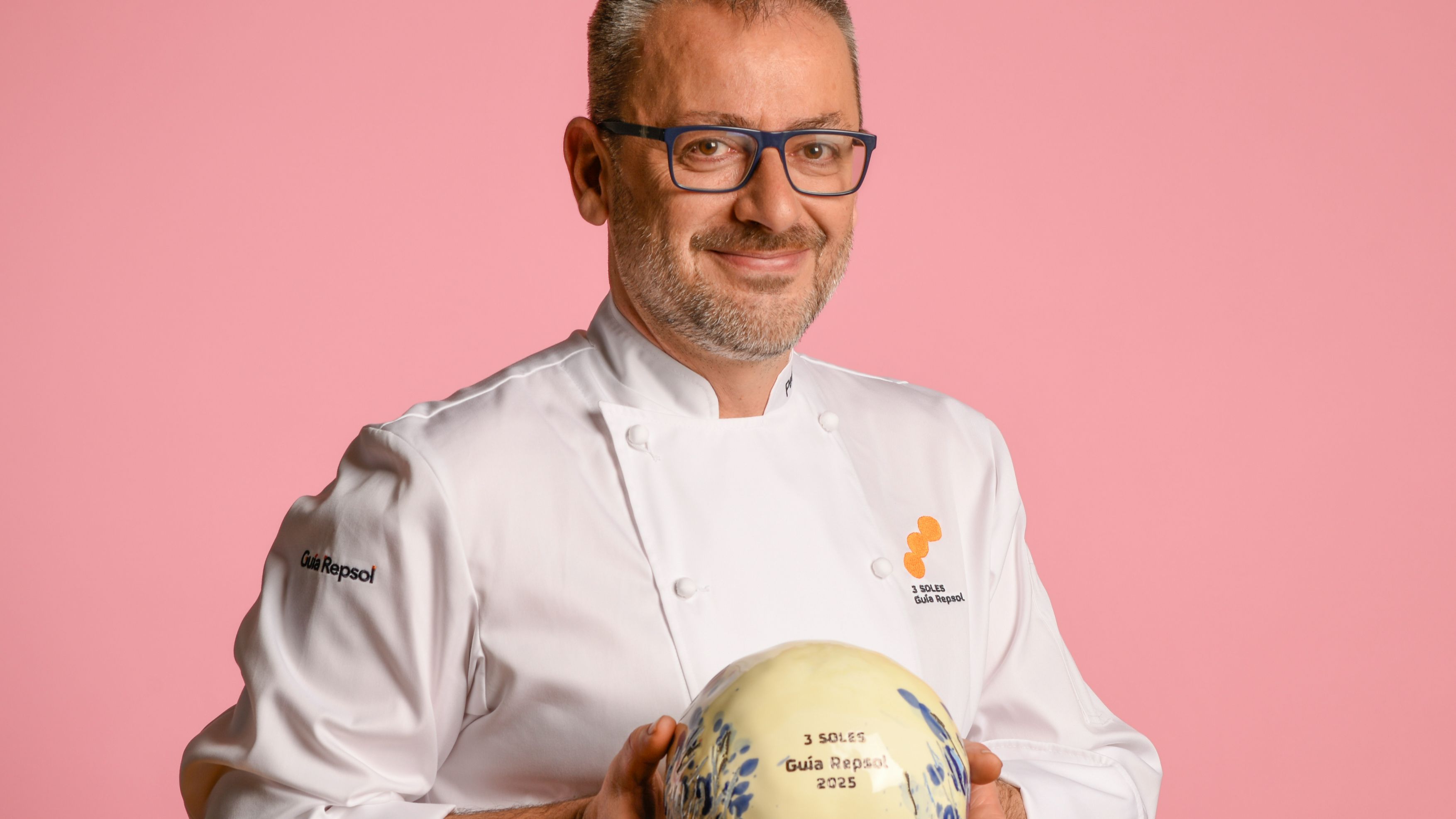 Pedro Sánchez, posando tras recibir los 3 soles en Bagá