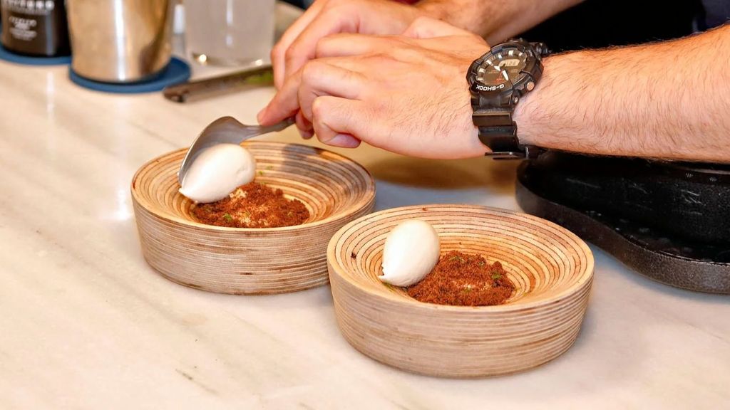 'Quenelle' de helado de aceite picual y miel de brezo con naranja y tierra de chocolate