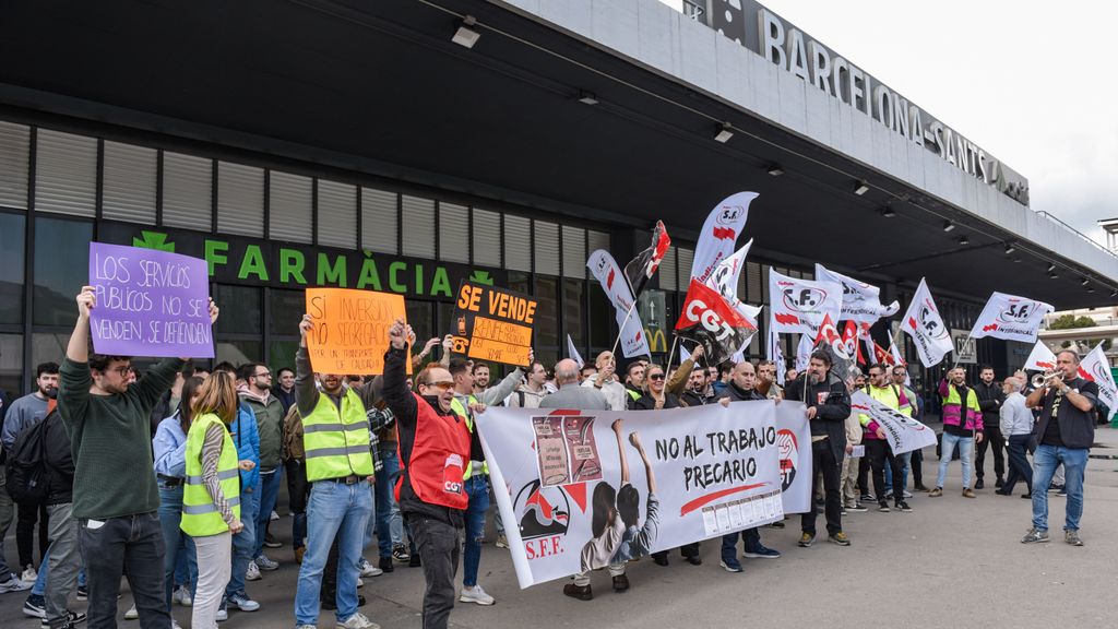 Trabajadores de Renfe y Adif se concentran en la Estació de Sants de Barcelona por la huelga estatal