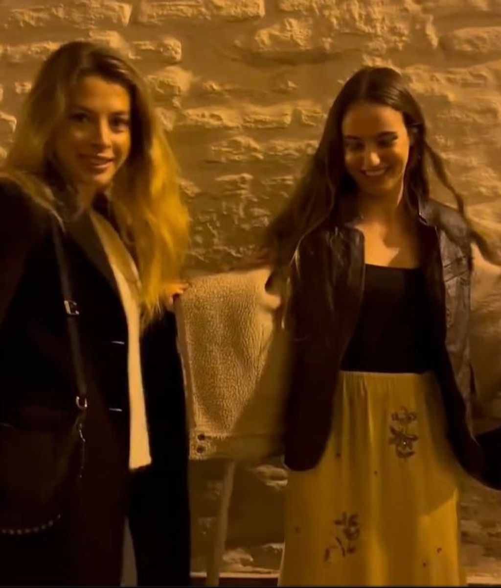 Belén Écija con las prendas de su amiga Mónica tras el intercambio de outfits