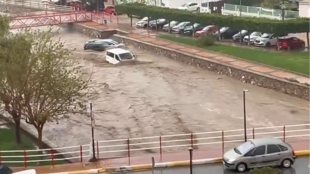 Decenas de incidencias en Águilas, Murcia, por fuerte tromba de agua que anega las calles