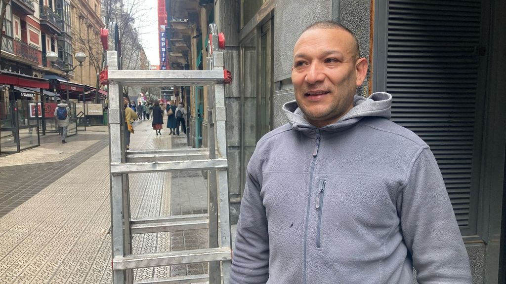 Una escalera de trabajo le bastó a Edwin para subir a rescatar a un hombre durante un incendio en Bilbao