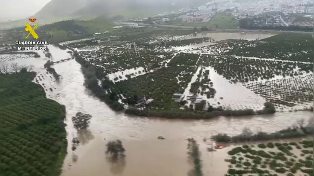 El cauce desbordado del Guadalhorce obliga a varios desalojos en municipios malagueños