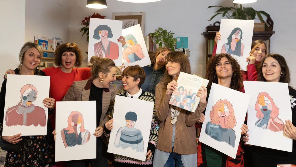 El equipo de MaMagazine con algunas de las ilustraciones de la revista