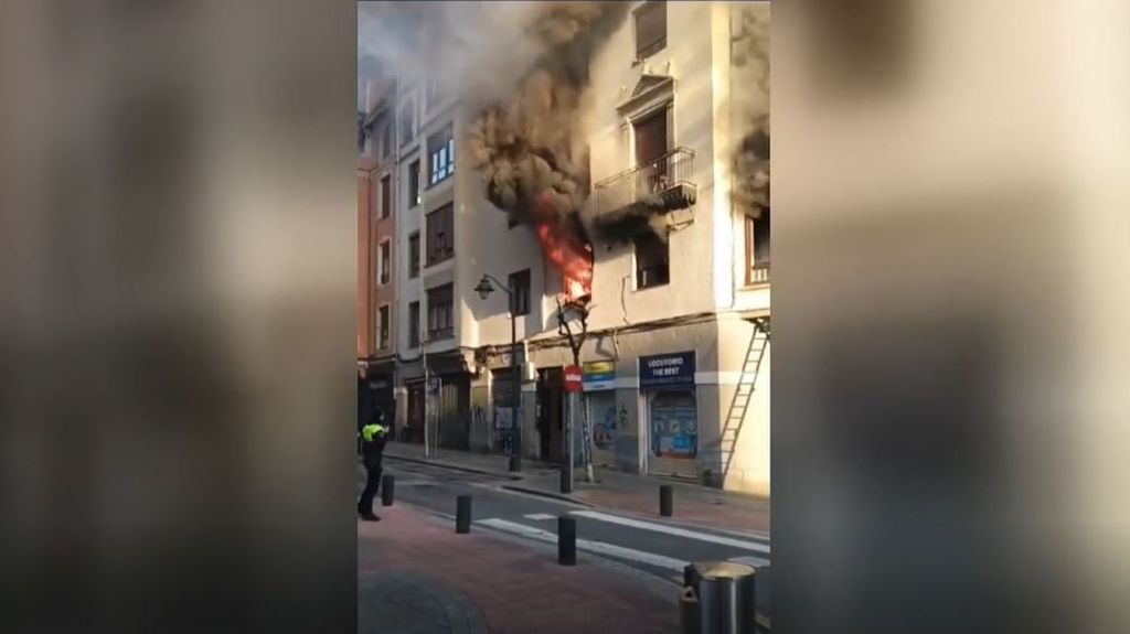 El heroico rescate de un operario en un incendio en Bilbao