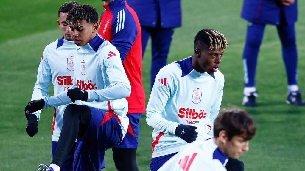 europapress 6587574 nico williams and lamine yamal warm up during the training session 001