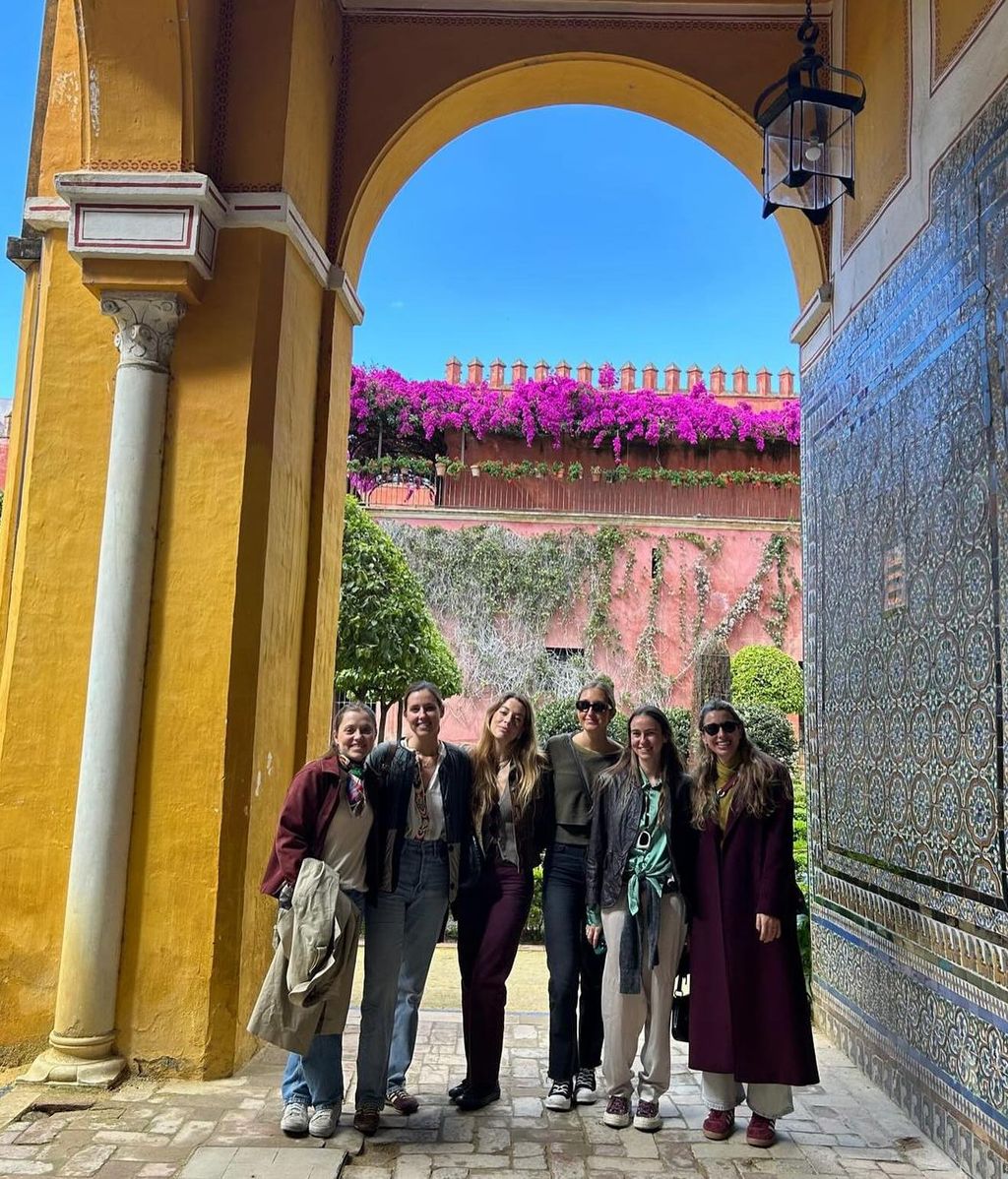 Foto de grupo Belén Écija y amigas en Sevilla para celebrar su despedida de soltera