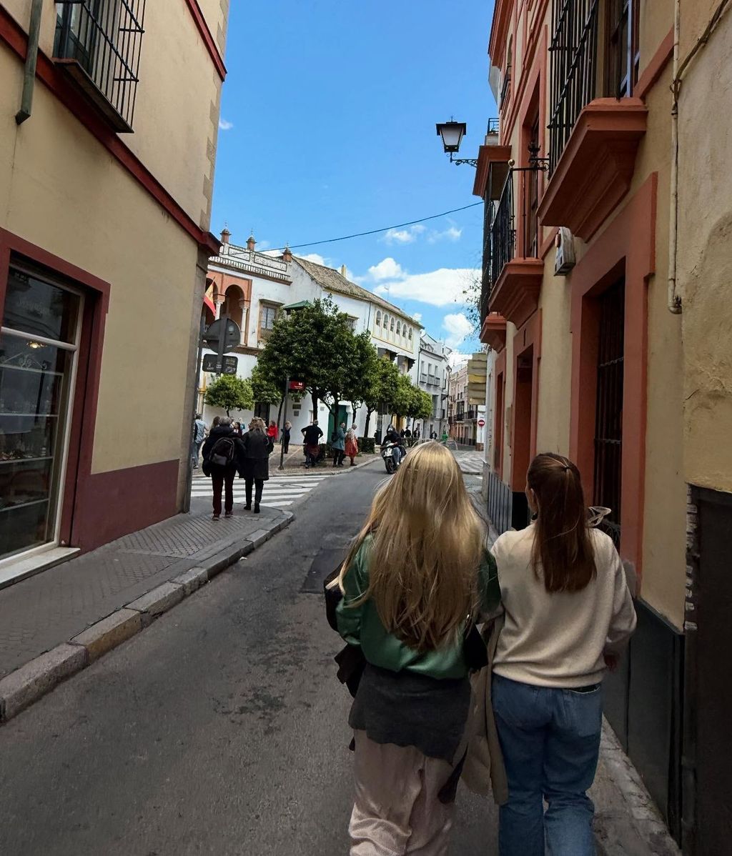 Foto haciendo turismo por la calle Sevilla Belén Écija