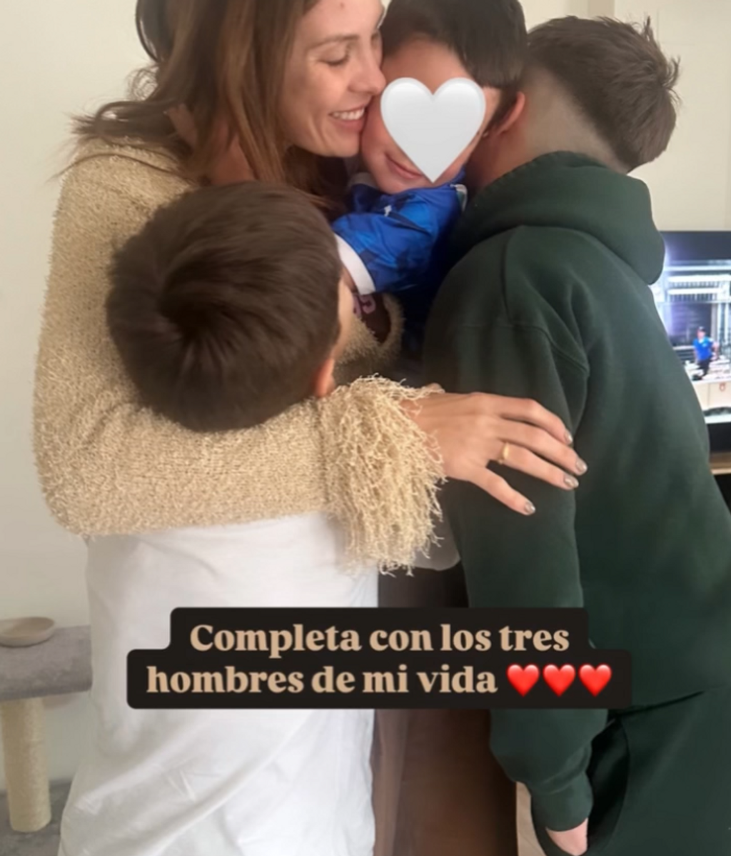 Jessica Bueno posa con los tres hombres de su vida