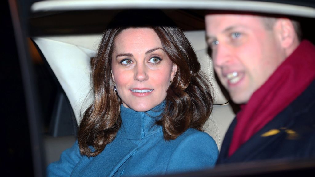Kate Middleton y el príncipe Guillermo en un coche en una imagen de archivo.