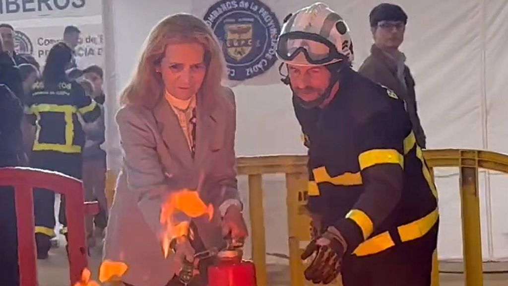 La Infanta Elena apagando un incendio con un extintor