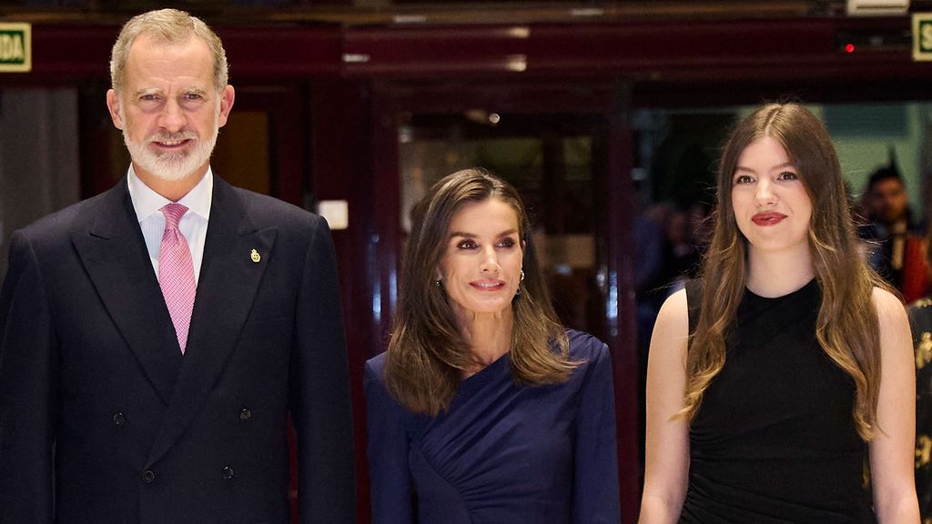 La infanta Sofía acompañada de sus padres: el rey Felipe VI y la reina Letizia