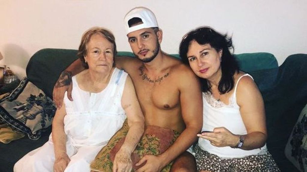 Omar con su madre y su abuela