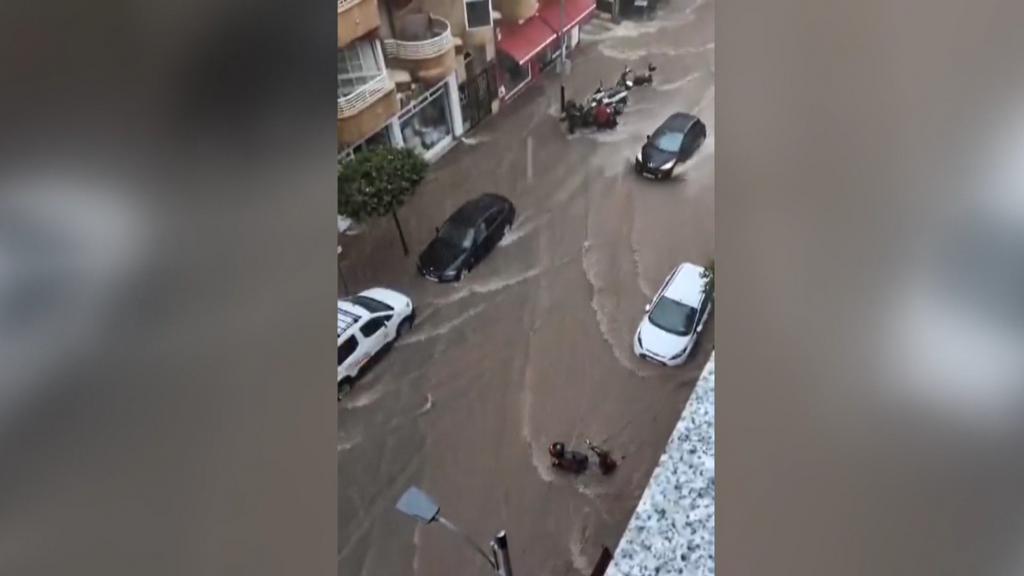 Se inundan varias localidades de Águilas: el agua ha dejado a varias personas atrapadas en la carretera
