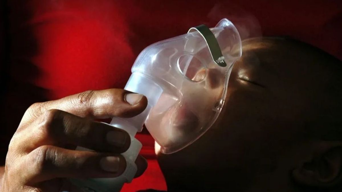Una persona utiliza un inhalador para un menor