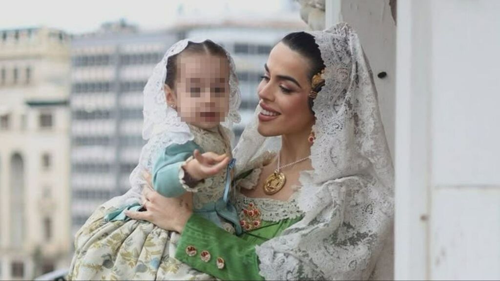 Violeta Mangriñán y su hija Gala vestidas de falleras
