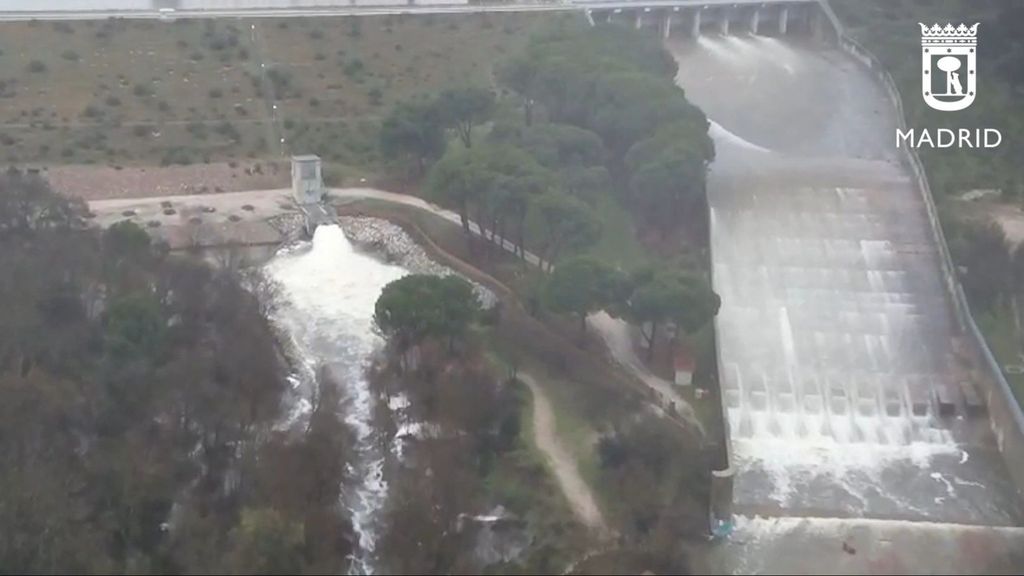 La crecida del Manzanares en la zona de Mingorrubio en Madrid, mantiene en alerta a los servicios de emergencia