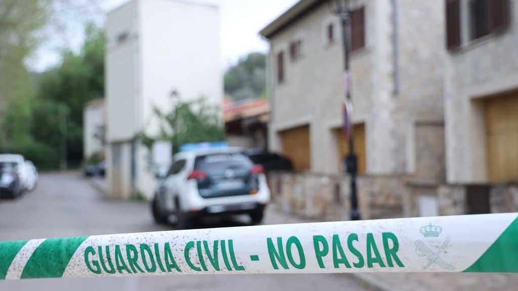 Cordon de la Guardia Civil en la calle Puigpunyent donde se investiga la muerte de una mujer