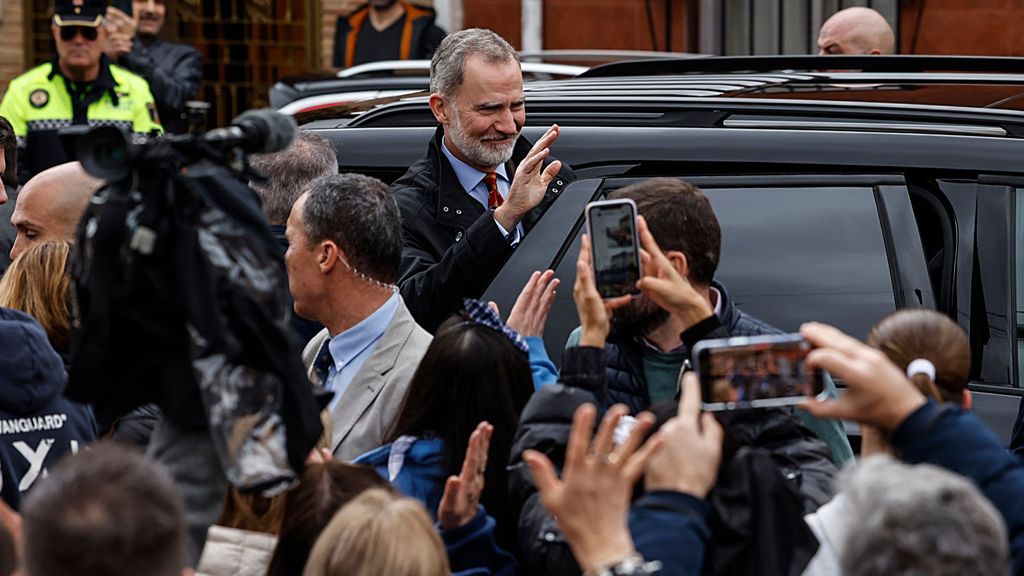 El rey Felipe VI visitando las fallas de Valencia