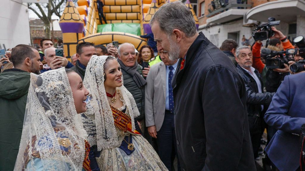 El rey Felipe visita en privado y por sorpresa Torrent por las Fallas de Valencia