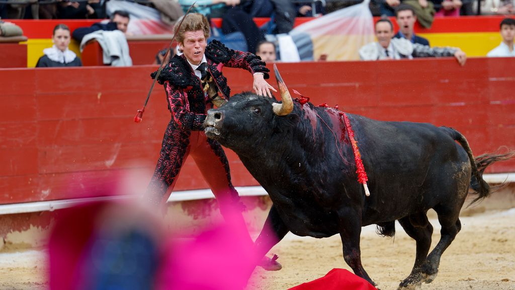 El torero sevillano Borja Jiménez, que permanece en la enfermería de la plaza, ha sufrido una temenda cogida al entrar a matar al primer toro de su lote