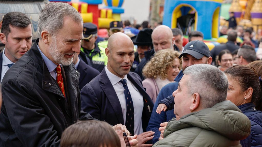 Felipe VI visita las fallas de Torrent antes de asistir a los toros en València.