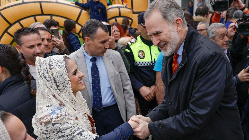 Felipe VI visita las fallas de Torrent antes de asistir a los toros en València.