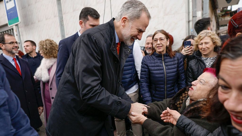 Felipe VI visita las fallas de Torrent antes de asistir a los toros en València.
