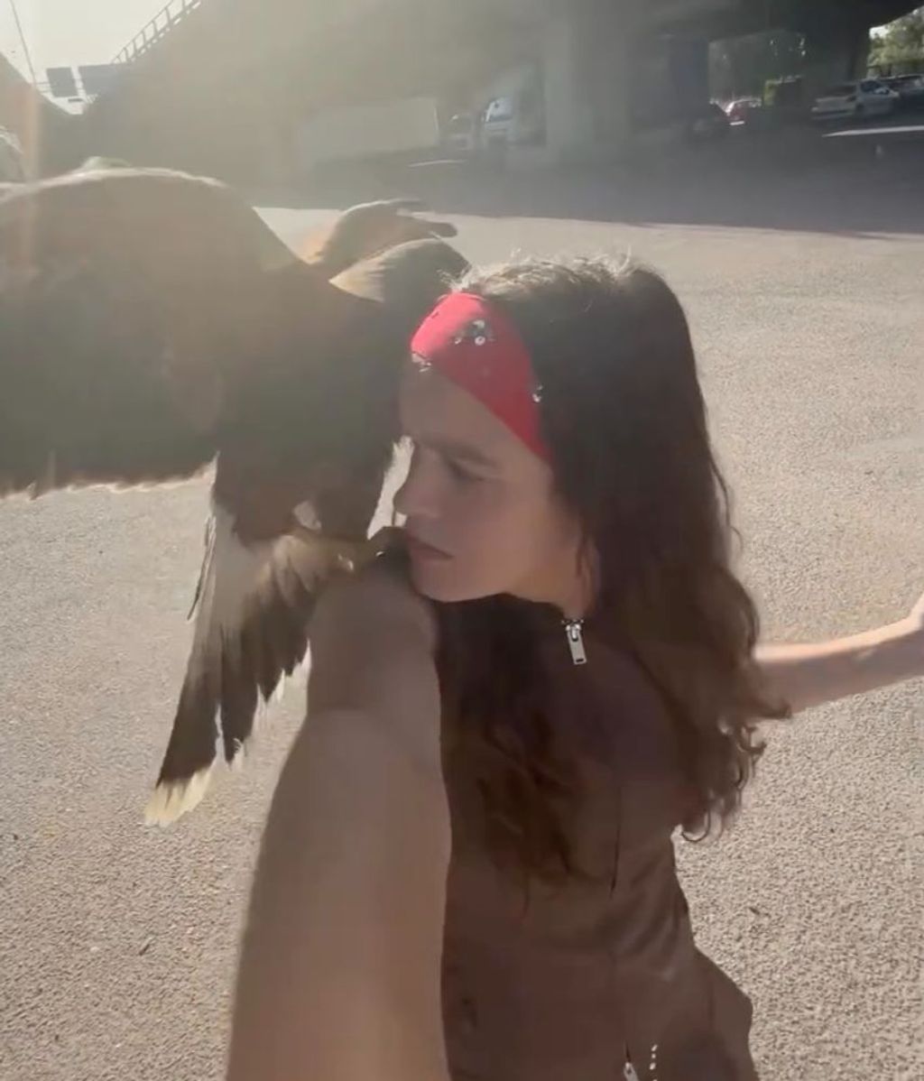 Fotograma de la promoción del álbum de Amaia Romero en la que un halcón se posa en su hombro