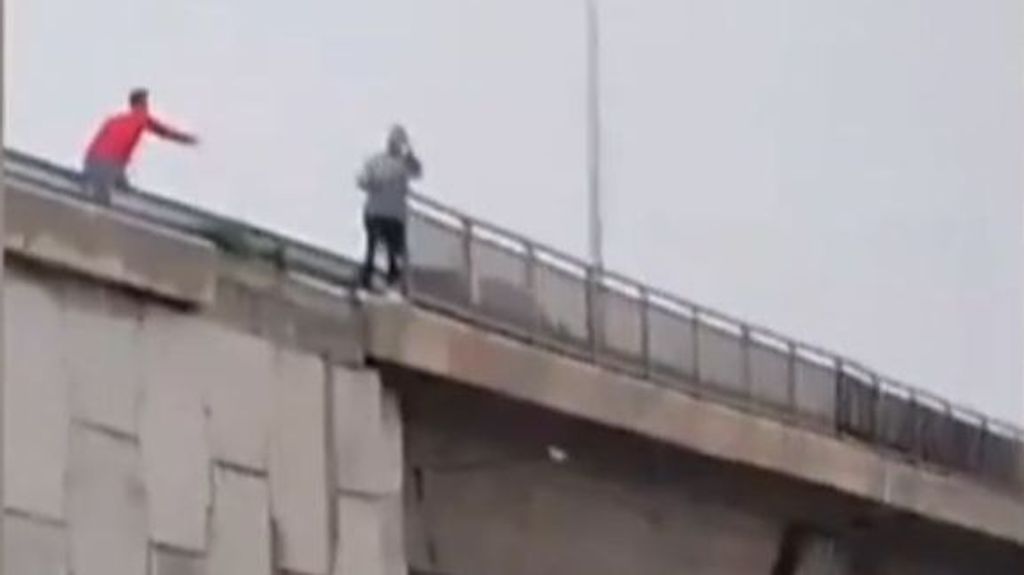 Salvan la vida a una mujer que intentaba tirarse en Málaga