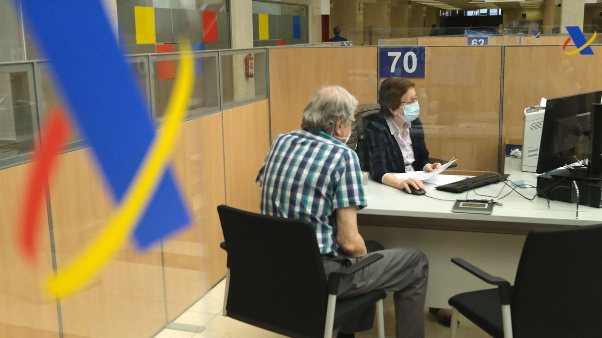 Un jubilado en una oficina de Agencia Tributaria