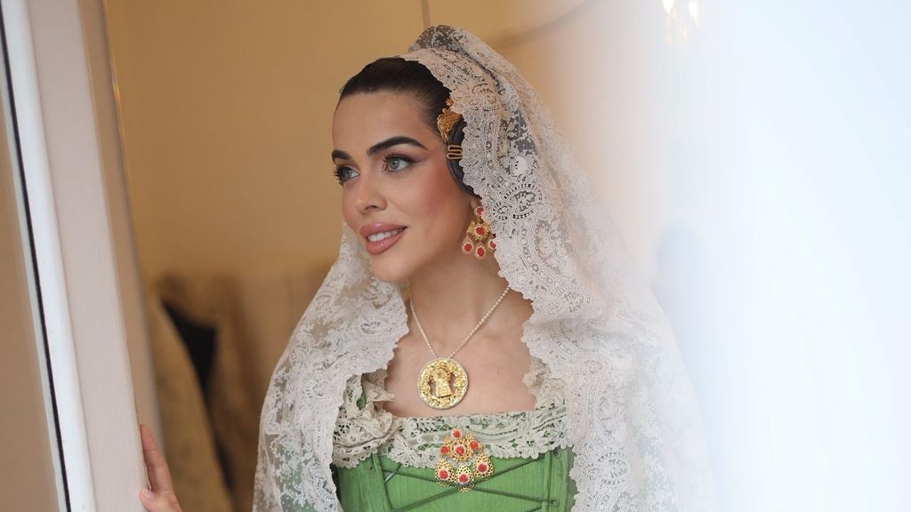 Violeta Mangriñán, vestida de fallera