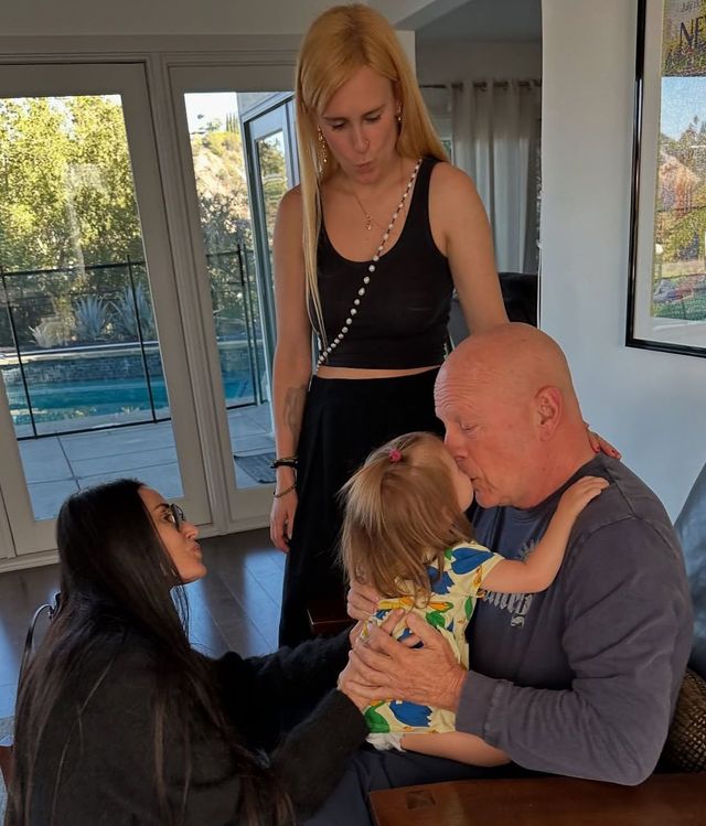 [Imagen: bruce-willis-celebrando-los-70-en-famili....jpg?w=640]