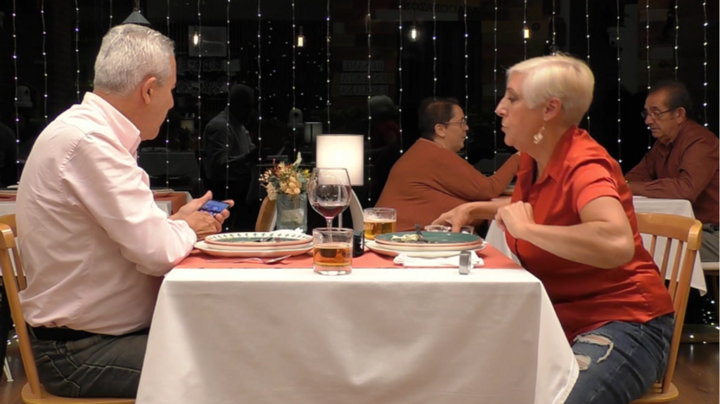 Una soltera pide ayuda en mitad de su cita de 'First Dates': "Me ha tocado un hombre de 65 años"