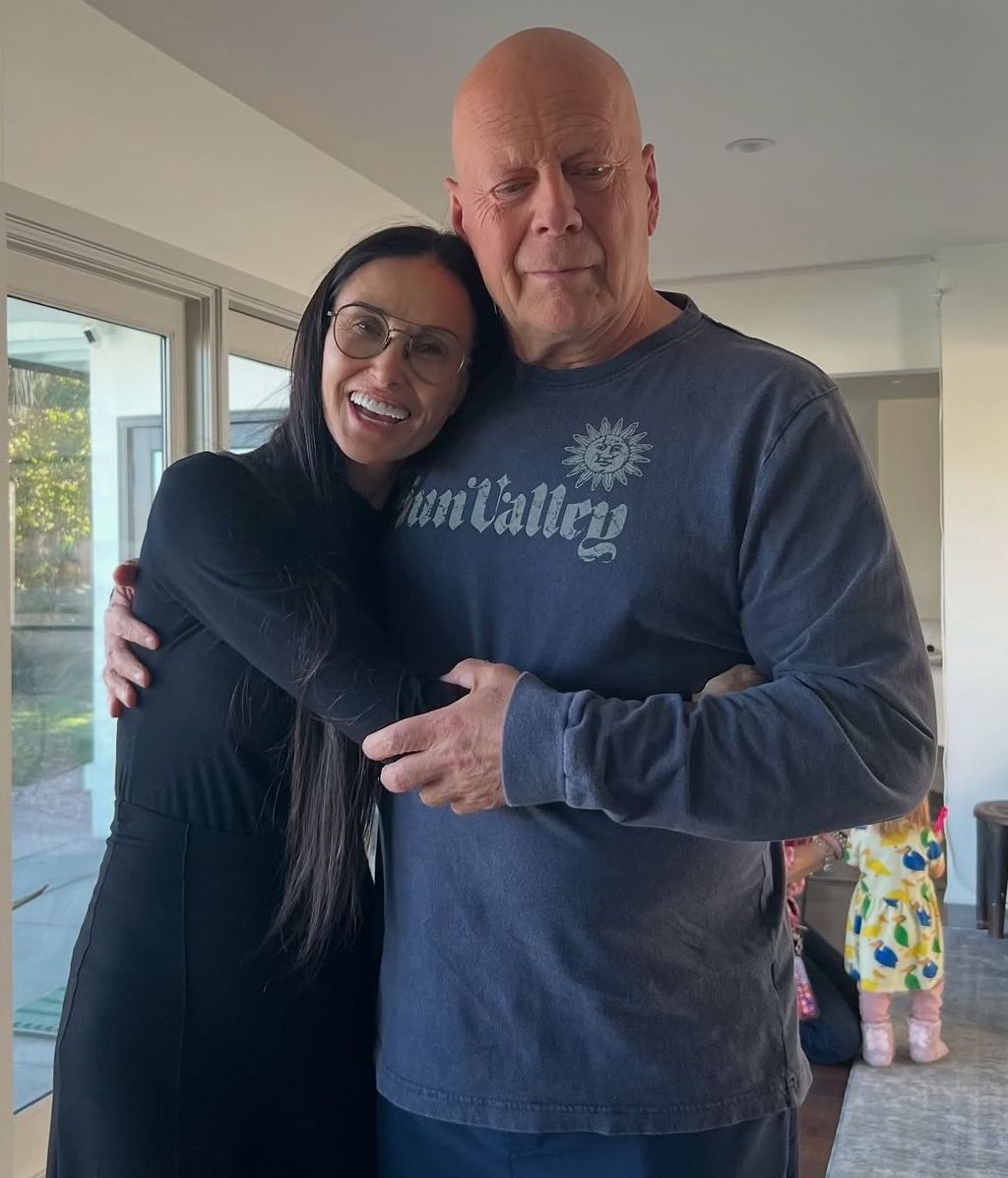 Demi Moore abrazando a Bruce Willis en su 70 cumpleaños