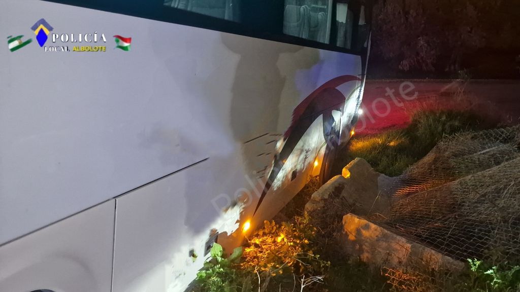 El autobús quedó atrapado y necesitó ser auxiliado