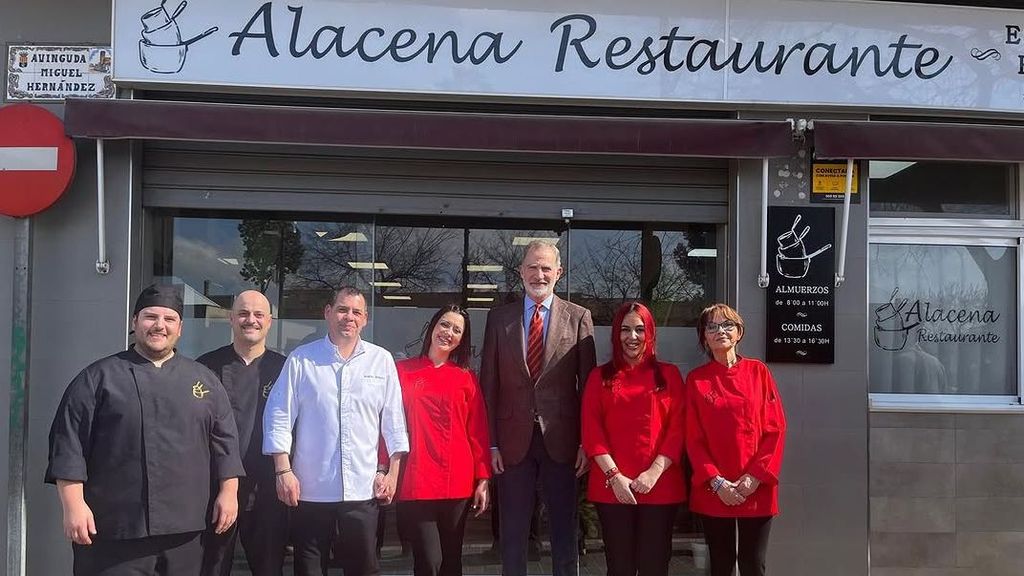 El rey con el equipo de 'Alacena restaurante'