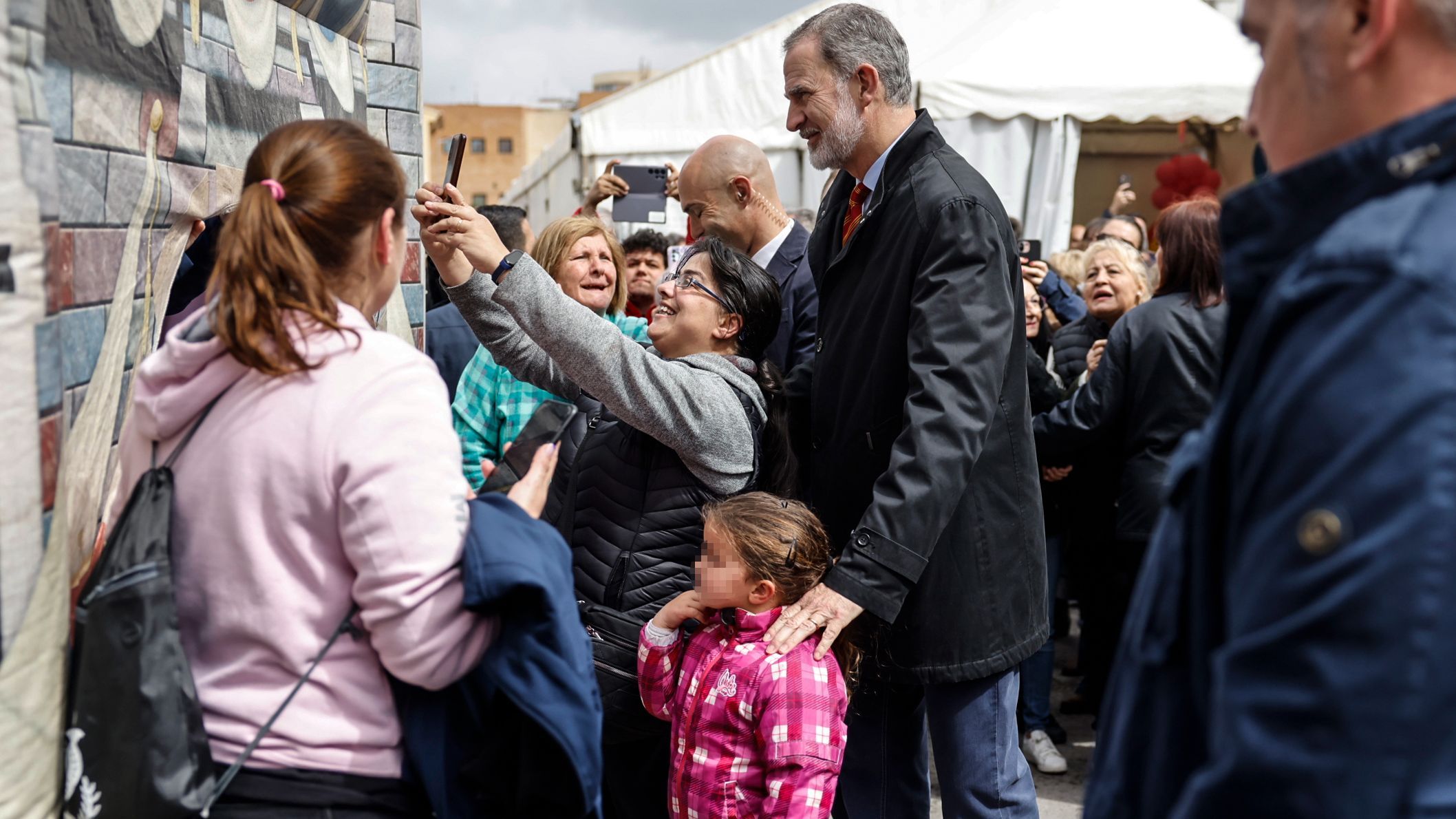 El rey fotografiándose con los vecinos de Torrent