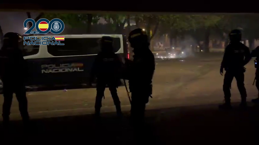 Grupos de personas se enfrentan en batallas con artefactos pirotécnicos manipulados