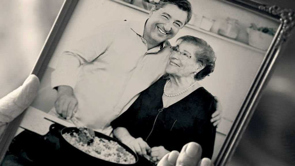 Joan Roca con su madre, Montserrat Fontané, cocinera y creadora de la casa de comidas Can Roca en 1967
