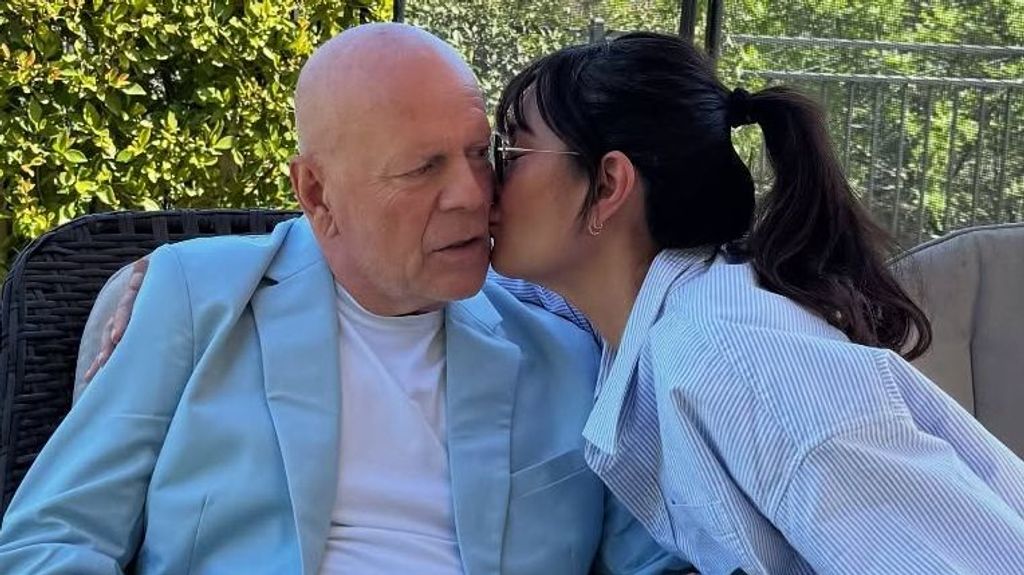 La hija de Bruce Willis besando a su padre