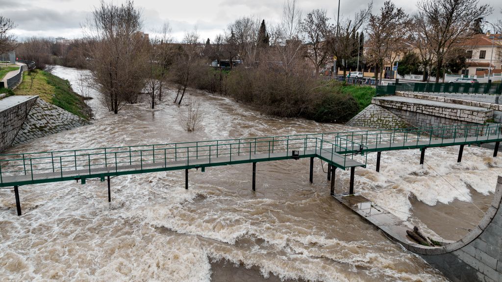 Madrid mira de reojo al Manzanares: hay alerta por desbordamiento y se prohíbe transitar por zonas cercanas al río