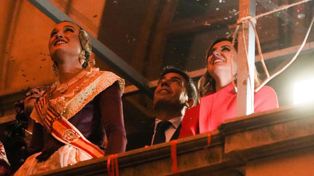 Mazón presencia la Cremà junto a la alcaldesa y la fallera mayor