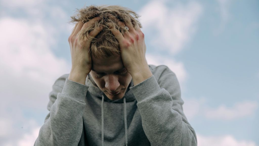 Un hombre con dolor de cabeza.
