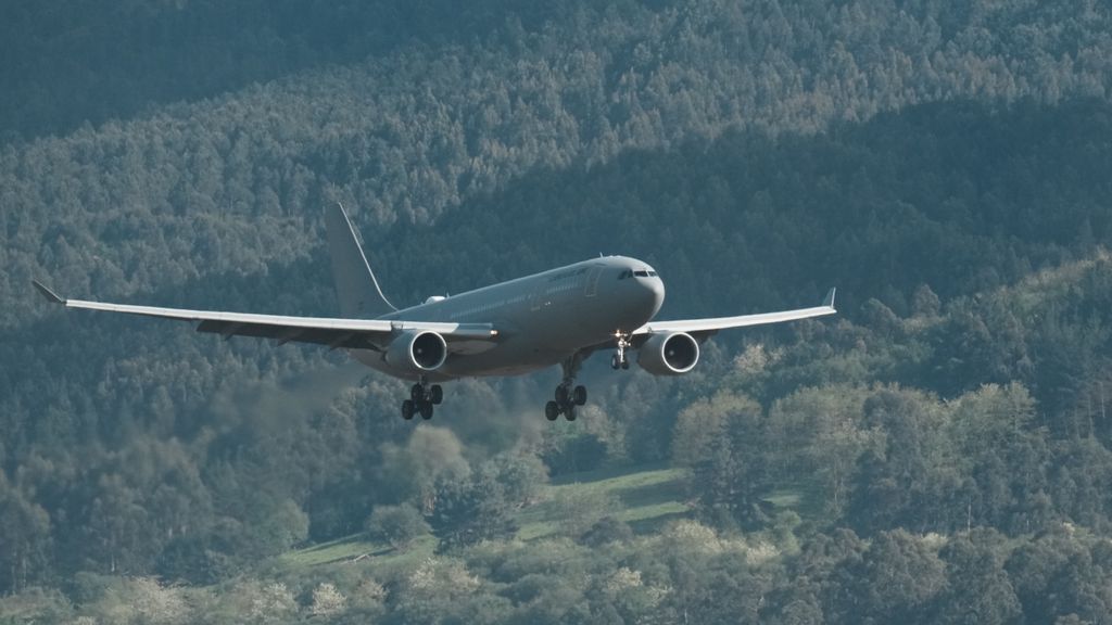 El vendaval que azota Euskadi pone 'patas arriba' el aeropuerto de Loiu: 16 vuelos cancelados