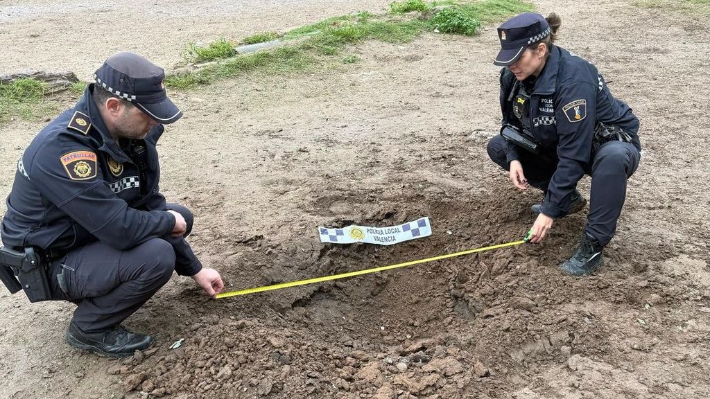 Agentes de la Policía Local miden el socavón provocado por la explosión