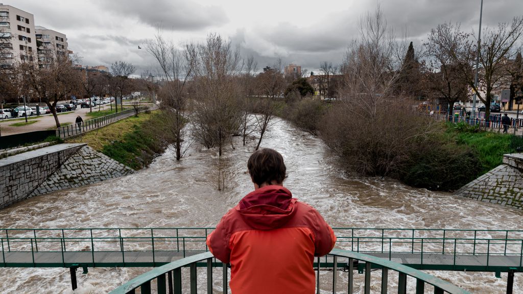 Almeida pide "limitar" los viajes en coche por las lluvias "históricas" y alerta sobre el Manzanares: riesgo en la A-6